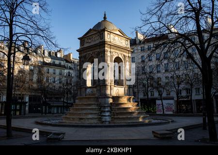 Ein Blick auf den leeren Brunnen der Unschuldigen im Rahmen der nationalen Eindämmung nach der Corona-Virus-Epidemie am 25. März 2020 in Paris, Frankreich. (Foto von Emeric Fohlen/NurPhoto) Stockfoto