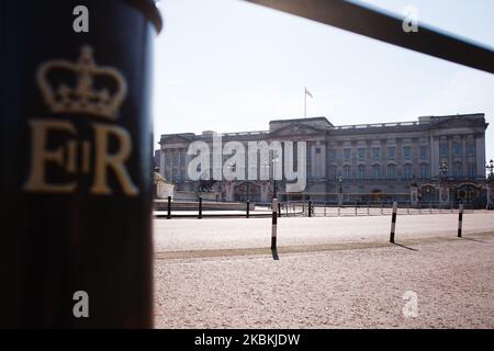 Der Buckingham Palace steht am 26. März 2020 in London, England, verlassen. Nach den jüngsten Tageszahlen sind in ganz Großbritannien bisher 578 Menschen gestorben, nachdem sie positiv auf das Covid-19-Coronavirus getestet wurden. Die Krankenhäuser in London, in denen rund ein Drittel der Fälle diagnostiziert wurde, sind besonders stark belastet. Ein hochrangiger Krankenhausangestellter, Chris Hopson von den NHS-Anbietern der Gruppe, warnte heute vor einem „Tsunami“ von Fällen, die in den kommenden Wochen Krankenhäuser in der Hauptstadt treffen werden. (Foto von David Cliff/NurPhoto) Stockfoto