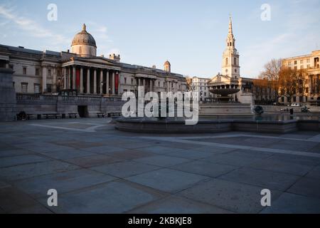 Die National Gallery blickt am 26. März 2020 auf einen fast menschenleeren Trafalgar Square in London, England. Nach den jüngsten Tageszahlen sind in ganz Großbritannien bisher 578 Menschen gestorben, nachdem sie positiv auf das Covid-19-Coronavirus getestet wurden. Die Krankenhäuser in London, in denen rund ein Drittel der Fälle diagnostiziert wurde, sind besonders stark belastet. Ein hochrangiger Krankenhausangestellter, Chris Hopson von den NHS-Anbietern der Gruppe, warnte heute vor einem „Tsunami“ von Fällen, die in den kommenden Wochen Krankenhäuser in der Hauptstadt treffen werden. (Foto von David Cliff/NurPhoto) Stockfoto