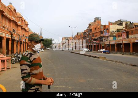 Ein Sicherheitspersonal steht während der landesweiten Sperre, die im Zuge der tödlichen neuartigen Coronavirus-Pandemie bei Ramganj Bazar in Jaipur, Rajasthan, Indien, verhängt wurde, auf dem Ramganj Bazar. März 26,2020. (Foto von Vishal Bhatnagar/NurPhoto) Stockfoto