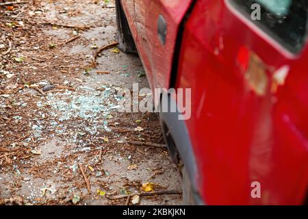 Scharfe Scherben von Auto Glas auf den Asphalt. Stockfoto