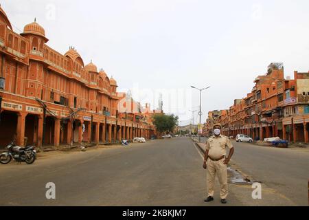 Ein Sicherheitspersonal steht während der landesweiten Sperre, die im Zuge der tödlichen neuartigen Coronavirus-Pandemie bei Ramganj Bazar in Jaipur, Rajasthan, Indien, verhängt wurde, an den Eingangs- und Ausgangstoren von Ramganj Bazar Wache. März 26,2020. (Foto von Vishal Bhatnagar/NurPhoto) Stockfoto
