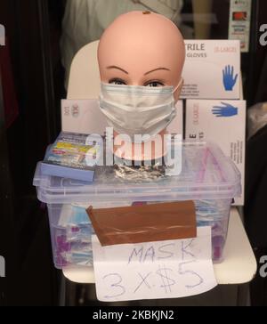 Am 25.. März 2020 wird in New York eine Bank des Straßenverkäufers in der Nähe des Elmhurst-Krankenhauses gesehen, das „Zentrum der Coronavirus-Krise“ genannt wird. (Foto von Selcuk Acar/NurPhoto) Stockfoto