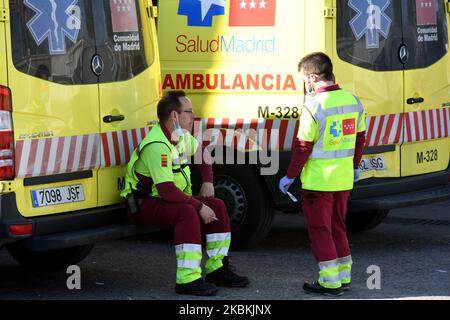 Mitglieder des medizinischen Personals des Summa, Medical Emergency Service von Madrid, nachdem ein Patient am 26.. März 2020 in die Notaufnahme des Krankenhauses 12 de Octubre in Madrid verlegt wurde. (Foto von Juan Carlos Lucas/NurPhoto) Stockfoto