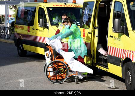 Mitglieder des medizinischen Personals des Summa, Medical Emergency Service von Madrid, überführt einen Patienten im Rollstuhl am 26.. März 2020 in die Notaufnahme des Krankenhauses 12 de Octubre in Madrid. (Foto von Juan Carlos Lucas/NurPhoto) Stockfoto