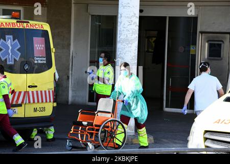 Mitglieder des medizinischen Personals des Summa, Medical Emergency Service von Madrid, nachdem ein Patient am 26.. März 2020 in die Notaufnahme des Krankenhauses 12 de Octubre in Madrid verlegt wurde. (Foto von Juan Carlos Lucas/NurPhoto) Stockfoto