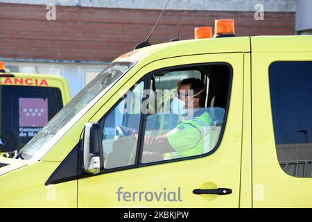 Mitglieder des medizinischen Personals des Summa, Medical Emergency Service von Madrid, nachdem ein Patient am 26.. März 2020 in die Notaufnahme des Krankenhauses 12 de Octubre in Madrid verlegt wurde. (Foto von Juan Carlos Lucas/NurPhoto) Stockfoto