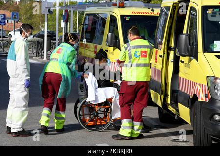 Mitglieder des medizinischen Personals des Summa, Medical Emergency Service von Madrid, überführt einen Patienten im Rollstuhl am 26.. März 2020 in die Notaufnahme des Krankenhauses 12 de Octubre in Madrid. (Foto von Juan Carlos Lucas/NurPhoto) Stockfoto