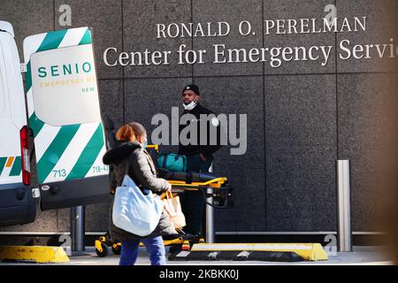 Ein Blick auf den NYU Langone Health Main Campus inmitten des Coronavirus-Ausbruchs (COVID-19) am 26. März 2020 in New York City (Foto: John Nacion/NurPhoto) Stockfoto