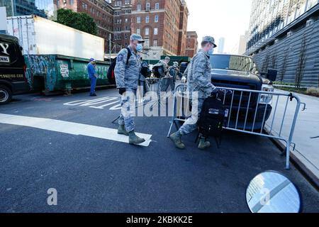 Ein Blick auf eine provisorische Leichenhalle, die hinter dem Bellevue Hospital inmitten des Coronavirus-Ausbruchs (COVID-19) am 26. März 2020 in New York City errichtet wird (Foto: John Nacion/NurPhoto) Stockfoto