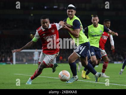 London, England, 3.. November 2022. Gabriel Jesus von Arsenal und Nikola Katić von Zürich fordern den Ball während des Spiels der UEFA Europa League im Emirates Stadium, London. Bildnachweis sollte lauten: Paul Terry / Sportimage Stockfoto