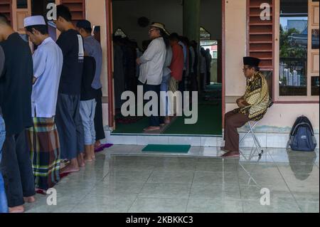 Muslime beten am 27. März 2020 in der an-nur Palupi Moschee, Palu, Zentral-Sulawesi, Indonesien, am Freitag in der Gemeinde. Obwohl der indonesische Ulema-Rat (MUI) eine Fatwa veröffentlicht hat, in der er darauf hinweist, dass Freitagsgebete nicht in der Gemeinde in der Moschee stattfinden müssen, um dem Corona-Virus zu entgehen, führen eine Reihe von Moscheen dies jedoch immer noch mit strengen Vorschriften für Gläubiger durch. (Foto von Basri Marzuki/NurPhoto) Stockfoto