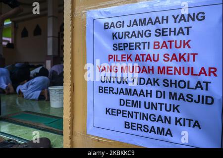 Muslime beten am 27. März 2020 in der an-nur Palupi Moschee, Palu, Zentral-Sulawesi, Indonesien, am Freitag in der Gemeinde. Obwohl der indonesische Ulema-Rat (MUI) eine Fatwa veröffentlicht hat, in der er darauf hinweist, dass Freitagsgebete nicht in der Gemeinde in der Moschee stattfinden müssen, um dem Corona-Virus zu entgehen, führen eine Reihe von Moscheen dies jedoch immer noch mit strengen Vorschriften für Gläubiger durch. (Foto von Basri Marzuki/NurPhoto) Stockfoto
