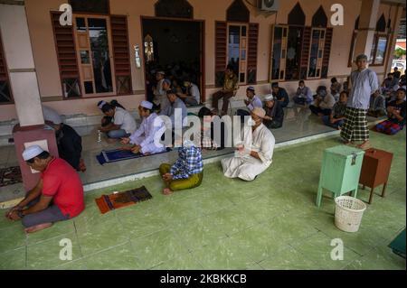 Muslime beten am 27. März 2020 in der an-nur Palupi Moschee, Palu, Zentral-Sulawesi, Indonesien, am Freitag in der Gemeinde. Obwohl der indonesische Ulema-Rat (MUI) eine Fatwa veröffentlicht hat, in der er darauf hinweist, dass Freitagsgebete nicht in der Gemeinde in der Moschee stattfinden müssen, um dem Corona-Virus zu entgehen, führen eine Reihe von Moscheen dies jedoch immer noch mit strengen Vorschriften für Gläubiger durch. (Foto von Basri Marzuki/NurPhoto) Stockfoto