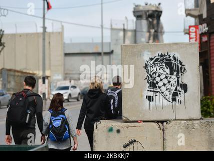 Ein Bild von Christus in einer Maske, ein Beispiel eines Wandbildes an der Wand, das Israel und das Westjordanland in Bethlehem trennte. Am Donnerstag, den 5. März 2020, in Bethlehem, Palästina (Foto: Artur Widak/NurPhoto) Stockfoto