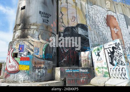 Ein Bild von Christus in einer Maske, ein Beispiel eines Wandbildes an der Wand, das Israel und das Westjordanland in Bethlehem trennte. Am Donnerstag, den 5. März 2020, in Bethlehem, Palästina (Foto: Artur Widak/NurPhoto) Stockfoto