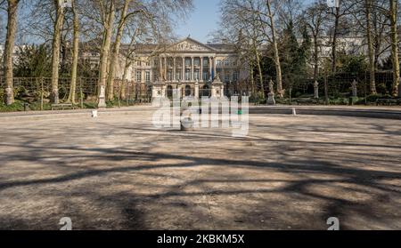 Die leeren Straßen von Brüssel nach der Konferenz nach einer Sitzung des Nationalen Sicherheitsrats zum Thema Coronavirus am 26. März 2020 in Brüssel, Belgien. Einwohner Belgiens müssen zu Hause bleiben, die Koronamaßnahmen wurden bis April 19 in Belgien, Flandern, Brüssel und Wallonien verlängert. Alle anderen nicht notwendigen Bewegungen sind verboten, Versammlungen sind verboten, nicht notwendige Geschäfte sind geschlossen. (Foto von Jonathan Raa/NurPhoto) Stockfoto