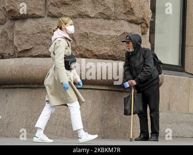 Am 27. März 2020 bittet ein Mann um Almosen in der Chreschatyk-Straße im Zentrum von Kiew, Ukraine. Um die Ausbreitung des Coronavirus COVID-19 einzudämmen, hat das Ministerkabinett von Ukrain bis zum 24. April 2020 ein 30-tägiges Notstandsregime auf dem gesamten Gebiet der Ukraine eingeführt. (Foto von STR/NurPhoto) Stockfoto