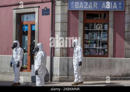 Mitglieder der Ume (Military Emergency Unit) der spanischen Armee führen während der Coronavirus-COVID-19-Krise in Norena, Asturien, Spanien, am 28. März 2020 Desinfektionsarbeiten in allen Gesundheitszentren und Pflegeheimen durch (Foto: Alvaro Fuente/NurPhoto) Stockfoto