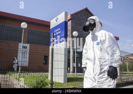 Mitglieder der Ume (Military Emergency Unit) der spanischen Armee führen während der Coronavirus-COVID-19-Krise in Norena, Asturien, Spanien, am 28. März 2020 Desinfektionsarbeiten in allen Gesundheitszentren und Pflegeheimen durch (Foto: Alvaro Fuente/NurPhoto) Stockfoto