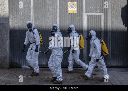 Mitglieder der Ume (Military Emergency Unit) der spanischen Armee führen während der Coronavirus-COVID-19-Krise in Norena, Asturien, Spanien, am 28. März 2020 Desinfektionsarbeiten in allen Gesundheitszentren und Pflegeheimen durch (Foto: Alvaro Fuente/NurPhoto) Stockfoto