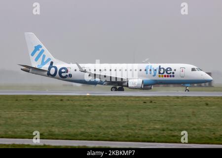 Flybe Embraer ERJ-175-Flugzeuge landen und Rollen auf dem internationalen Flughafen Amsterdam Schiphol. Das brasilianische Flugzeug hat die Registrierung G-FBJJ. Flybe war eine britische kommerzielle Fluggesellschaft mit einer Flotte von 63 Flugzeugen, die ihren Betrieb am 5. März 2020 aufgrund finanzieller Probleme und einer Verschlechterung des Passagierverkehrs aufgrund der Coronavirus Covid-19-Pandemie eingestellt hat. (Foto von Nicolas Economou/NurPhoto) Stockfoto