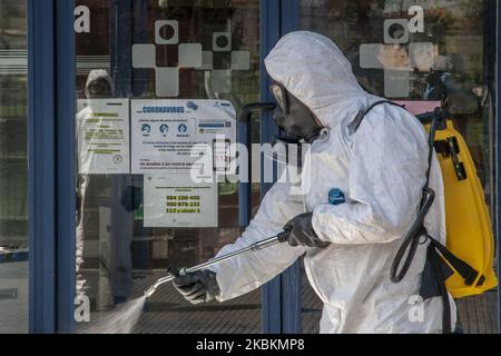 Mitglieder der Ume (Military Emergency Unit) der spanischen Armee führen während der Coronavirus-COVID-19-Krise in Norena, Asturien, Spanien, am 28. März 2020 Desinfektionsarbeiten in allen Gesundheitszentren und Pflegeheimen durch (Foto: Alvaro Fuente/NurPhoto) Stockfoto