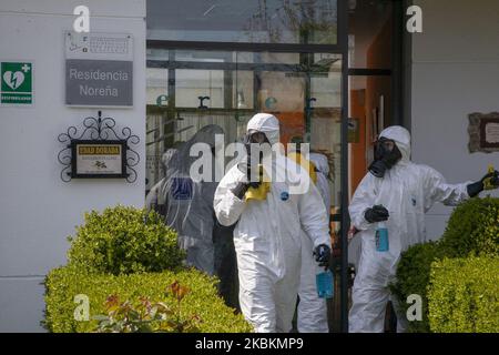 Mitglieder der Ume (Military Emergency Unit) der spanischen Armee führen während der Coronavirus-COVID-19-Krise in Norena, Asturien, Spanien, am 28. März 2020 Desinfektionsarbeiten in allen Gesundheitszentren und Pflegeheimen durch (Foto: Alvaro Fuente/NurPhoto) Stockfoto