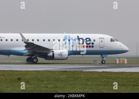 Flybe Embraer ERJ-175-Flugzeuge landen und Rollen auf dem internationalen Flughafen Amsterdam Schiphol. Das brasilianische Flugzeug hat die Registrierung G-FBJJ. Flybe war eine britische kommerzielle Fluggesellschaft mit einer Flotte von 63 Flugzeugen, die ihren Betrieb am 5. März 2020 aufgrund finanzieller Probleme und einer Verschlechterung des Passagierverkehrs aufgrund der Coronavirus Covid-19-Pandemie eingestellt hat. (Foto von Nicolas Economou/NurPhoto) Stockfoto