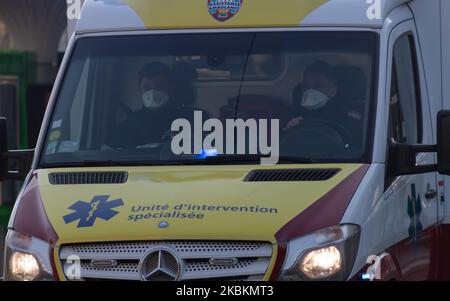 Sanitäter tragen FFP2 Masken, um sich vor dem Coronavirus / Covid-19 zu schützen. Foto aufgenommen am 26. März 2020 in Nantes (Frankreich) während der Übertragung von 20 mit dem Coronavirus/Covid-19 infizierten Patienten mit medizinischem TGV von der Region Grand-Est zu Krankenhäusern in Pays-de-la-Loire am 26. März 2020. (Foto von Estelle Ruiz/NurPhoto) Stockfoto