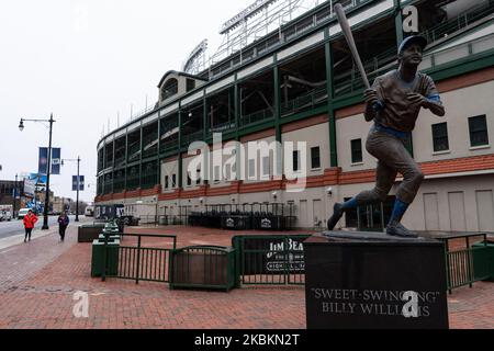 Am 28. März 2020 laufen und joggen die Menschen um das Wrigley Field, Heimat des MLB-Teams der Major League, den Chicago Cubs. Der Heimauftakt der Cubs war ursprünglich für Montag, den 30.. März, geplant, aber aufgrund der COVID-19-Pandemie wurde die Saison verschoben. (Foto von Max Herman/NurPhoto) Stockfoto