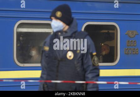 Die mit dem Zug aus Russland evakuierten Menschen warten darauf, den Zug am 29. März 2020 bei der Ankunft am Hauptbahnhof in Kiew, Ukraine, zu verlassen. Der Sonderzug von Moskau nach Kiew evakuierte ukrainische Bürger aus Russland am 29. März 2020, aufgrund der Ausbreitung des Coronavirus Covid-19. (Foto von STR/NurPhoto) Stockfoto