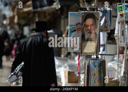 Ein orthodoxer Jude in der Mea She'arim Street, einem der ältesten jüdischen Viertel in Jerusalem, der nur wenige Tage vor der Einführung der ersten Präventivmaßnahmen gegen das von der israelischen Regierung verbreitete Coronavirus gesehen wurde. Am 10. März 2020 in Jerusalem, Israel. (Foto von Artur Widak/NurPhoto) Stockfoto