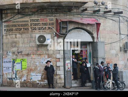 Orthodoxe Juden in der Mea She'arim Street, einem der ältesten jüdischen Viertel in Jerusalem, nur wenige Tage vor der Einführung der ersten Präventivmaßnahmen gegen das von der israelischen Regierung verbreitete Coronavirus. Am 10. März 2020 in Jerusalem, Israel. (Foto von Artur Widak/NurPhoto) Stockfoto