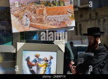 Ein orthodoxer Jude in der Mea She'arim Street, einem der ältesten jüdischen Viertel in Jerusalem, der nur wenige Tage vor der Einführung der ersten Präventivmaßnahmen gegen das von der israelischen Regierung verbreitete Coronavirus gesehen wurde. Am 10. März 2020 in Jerusalem, Israel. (Foto von Artur Widak/NurPhoto) Stockfoto