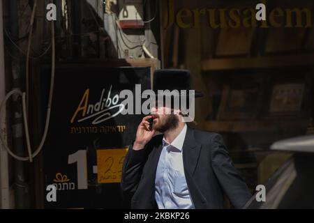 Ein orthodoxer Jude in der Mea She'arim Street, einem der ältesten jüdischen Viertel in Jerusalem, der nur wenige Tage vor der Einführung der ersten Präventivmaßnahmen gegen das von der israelischen Regierung verbreitete Coronavirus gesehen wurde. Am 10. März 2020 in Jerusalem, Israel. (Foto von Artur Widak/NurPhoto) Stockfoto