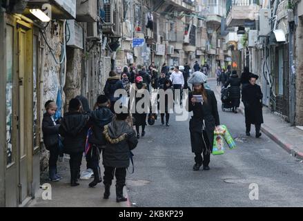 Ein allgemeiner Blick auf die Mea She'arim Street, eines der ältesten jüdischen Viertel in Jerusalem, nur wenige Tage vor der Einführung der ersten Präventivmaßnahmen gegen das von der israelischen Regierung verbreitete Coronavirus. Am 10. März 2020 in Jerusalem, Israel. (Foto von Artur Widak/NurPhoto) Stockfoto