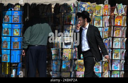 Ein orthodoxer Jude in der Mea She'arim Street, einem der ältesten jüdischen Viertel in Jerusalem, der nur wenige Tage vor der Einführung der ersten Präventivmaßnahmen gegen das von der israelischen Regierung verbreitete Coronavirus gesehen wurde. Am 10. März 2020 in Jerusalem, Israel. (Foto von Artur Widak/NurPhoto) Stockfoto