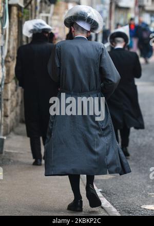 Orthodoxe Juden in der Mea She'arim Street, einem der ältesten jüdischen Viertel in Jerusalem, nur wenige Tage vor der Einführung der ersten Präventivmaßnahmen gegen das von der israelischen Regierung verbreitete Coronavirus. Am 10. März 2020 in Jerusalem, Israel. (Foto von Artur Widak/NurPhoto) Stockfoto