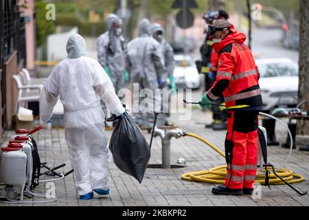 Mitglieder der Feuerwehr von Barcelona desinfizieren die Pflegeheime während der Coronavirus-Covid-19-Krise in Barcelona, Katalonien, Spanien am 30. März 2020. (Foto von Miquel Llop/NurPhoto) Stockfoto