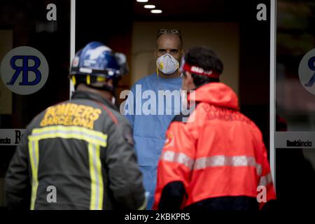 Mitglieder der Feuerwehr von Barcelona desinfizieren die Pflegeheime während der Coronavirus-Covid-19-Krise in Barcelona, Katalonien, Spanien am 30. März 2020. (Foto von Miquel Llop/NurPhoto) Stockfoto