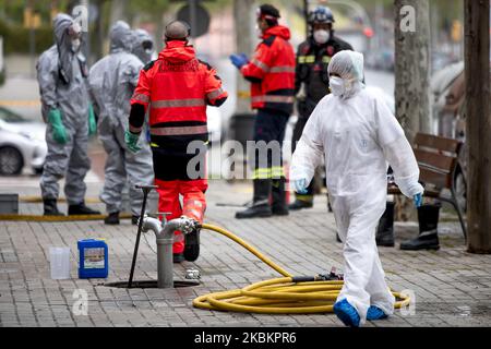 Mitglieder der Feuerwehr von Barcelona desinfizieren die Pflegeheime während der Coronavirus-Covid-19-Krise in Barcelona, Katalonien, Spanien am 30. März 2020. (Foto von Miquel Llop/NurPhoto) Stockfoto