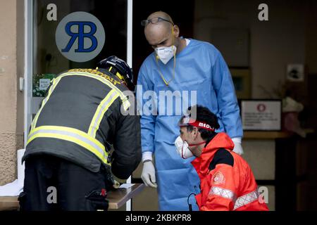 Mitglieder der Feuerwehr von Barcelona desinfizieren die Pflegeheime während der Coronavirus-Covid-19-Krise in Barcelona, Katalonien, Spanien am 30. März 2020. (Foto von Miquel Llop/NurPhoto) Stockfoto