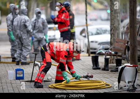 Mitglieder der Feuerwehr von Barcelona desinfizieren die Pflegeheime während der Coronavirus-Covid-19-Krise in Barcelona, Katalonien, Spanien am 30. März 2020. (Foto von Miquel Llop/NurPhoto) Stockfoto