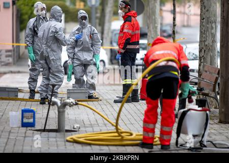 Mitglieder der Feuerwehr von Barcelona desinfizieren die Pflegeheime während der Coronavirus-Covid-19-Krise in Barcelona, Katalonien, Spanien am 30. März 2020. (Foto von Miquel Llop/NurPhoto) Stockfoto