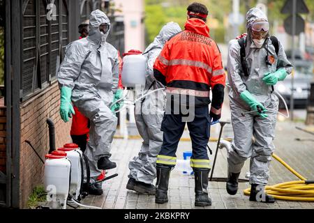 Mitglieder der Feuerwehr von Barcelona desinfizieren die Pflegeheime während der Coronavirus-Covid-19-Krise in Barcelona, Katalonien, Spanien am 30. März 2020. (Foto von Miquel Llop/NurPhoto) Stockfoto