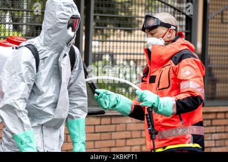 Mitglieder der Feuerwehr von Barcelona desinfizieren die Pflegeheime während der Coronavirus-Covid-19-Krise in Barcelona, Katalonien, Spanien am 30. März 2020. (Foto von Miquel Llop/NurPhoto) Stockfoto