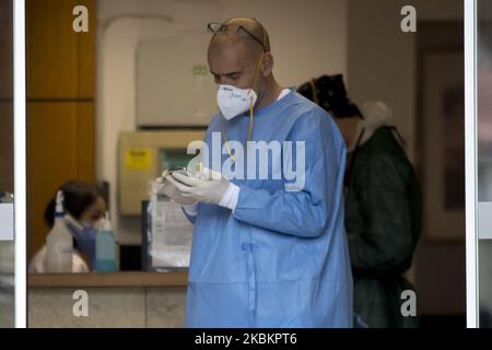 Mitglieder der Feuerwehr von Barcelona desinfizieren die Pflegeheime während der Coronavirus-Covid-19-Krise in Barcelona, Katalonien, Spanien am 30. März 2020. (Foto von Miquel Llop/NurPhoto) Stockfoto