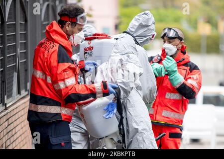 Mitglieder der Feuerwehr von Barcelona desinfizieren die Pflegeheime während der Coronavirus-Covid-19-Krise in Barcelona, Katalonien, Spanien am 30. März 2020. (Foto von Miquel Llop/NurPhoto) Stockfoto