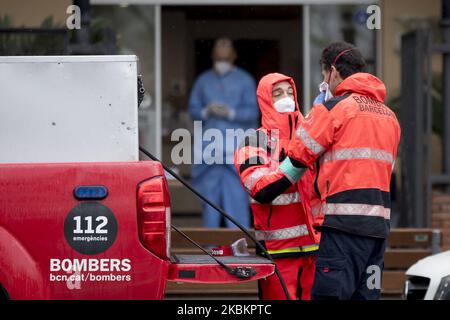 Mitglieder der Feuerwehr von Barcelona desinfizieren die Pflegeheime während der Coronavirus-Covid-19-Krise in Barcelona, Katalonien, Spanien am 30. März 2020. (Foto von Miquel Llop/NurPhoto) Stockfoto